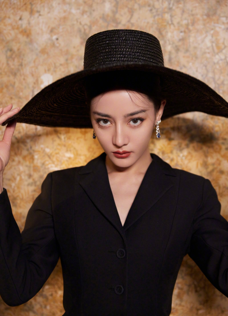 迪丽热巴这鼻子都跟建模的一样. 标准的异域风情鼻梁.