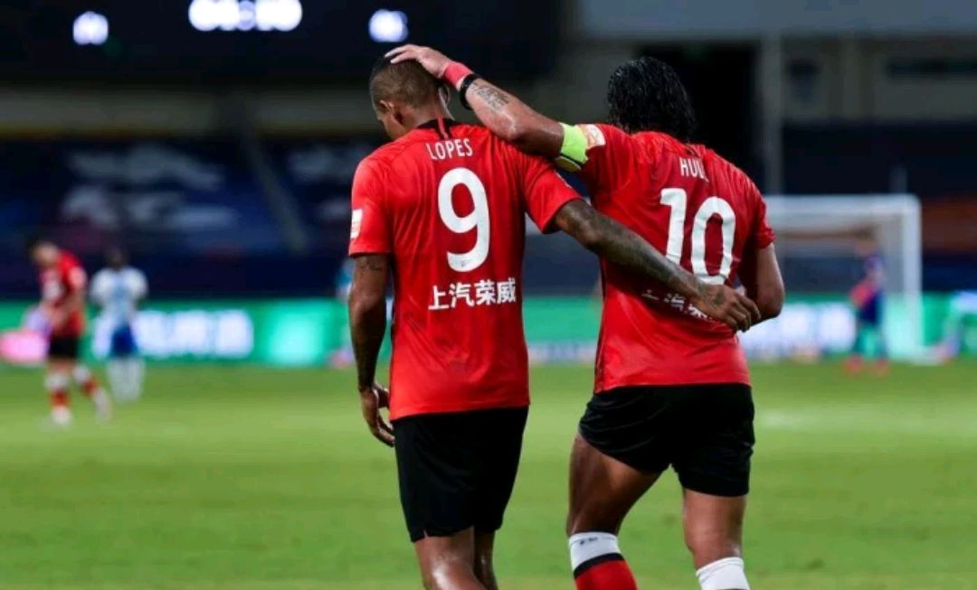 正拉剪刀?足球ak哥几分钟就把球潇洒飞起