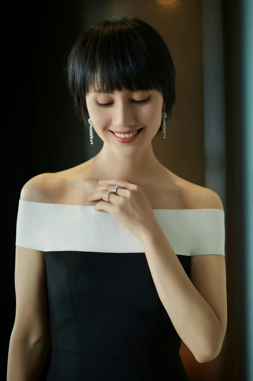 袁泉今晚华表奖颁奖典礼造型,简洁优雅的黑白礼服,凭借《中国机长》