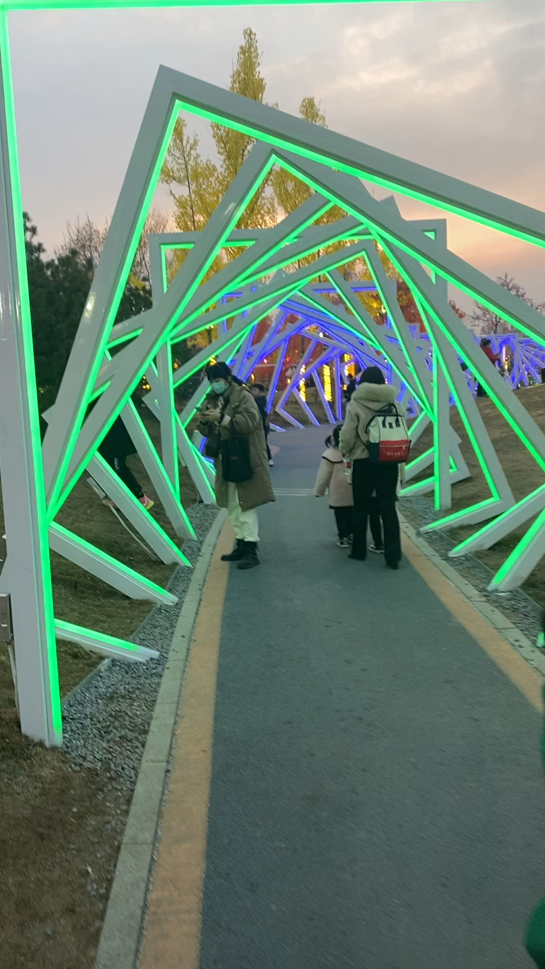 定制几何时空隧道拱门七彩感应发造型门-度小视