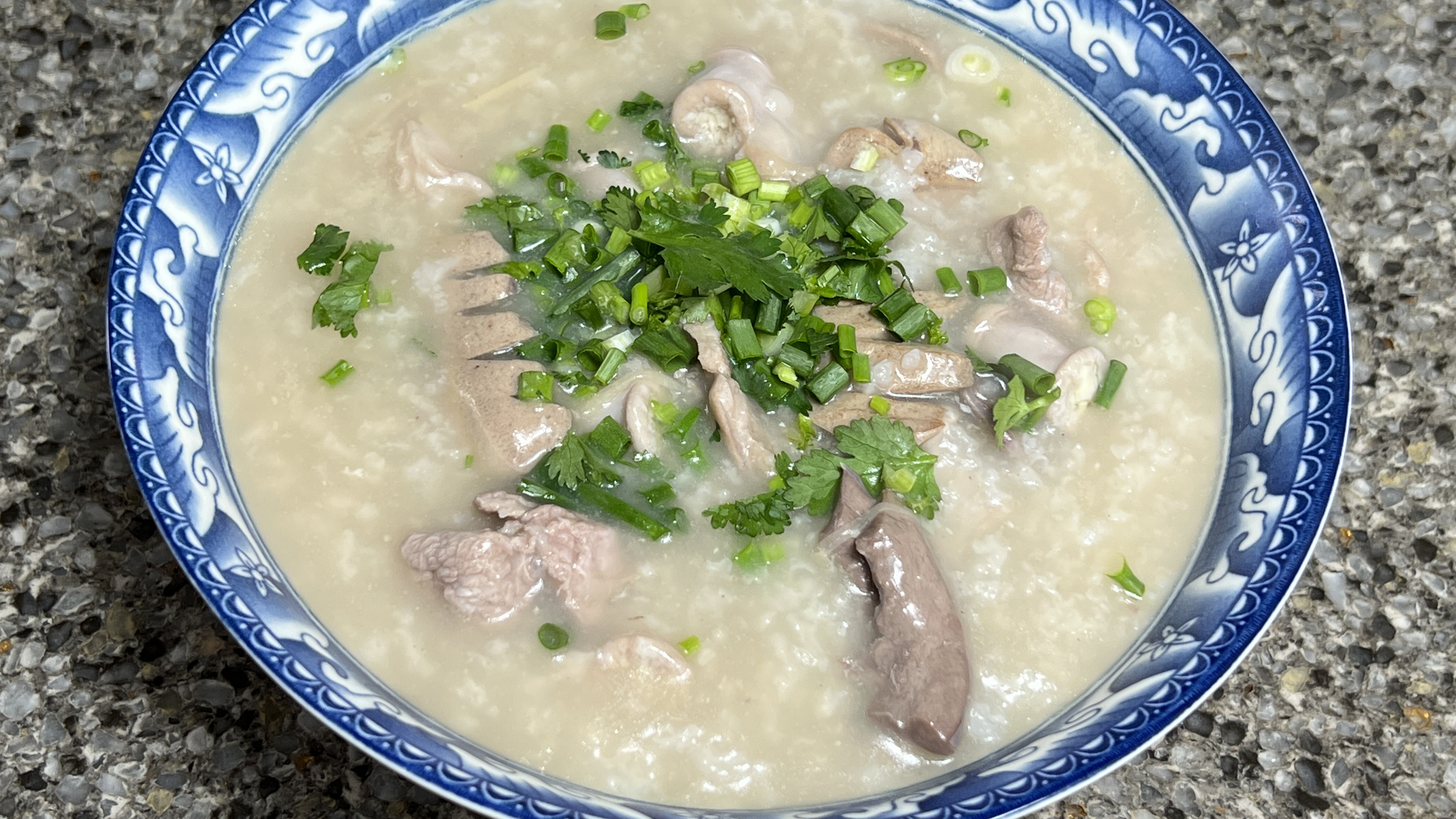 教你猪杂粥怎样做才好吃，鲜香滑嫩，越吃越香，做法简单又好吃