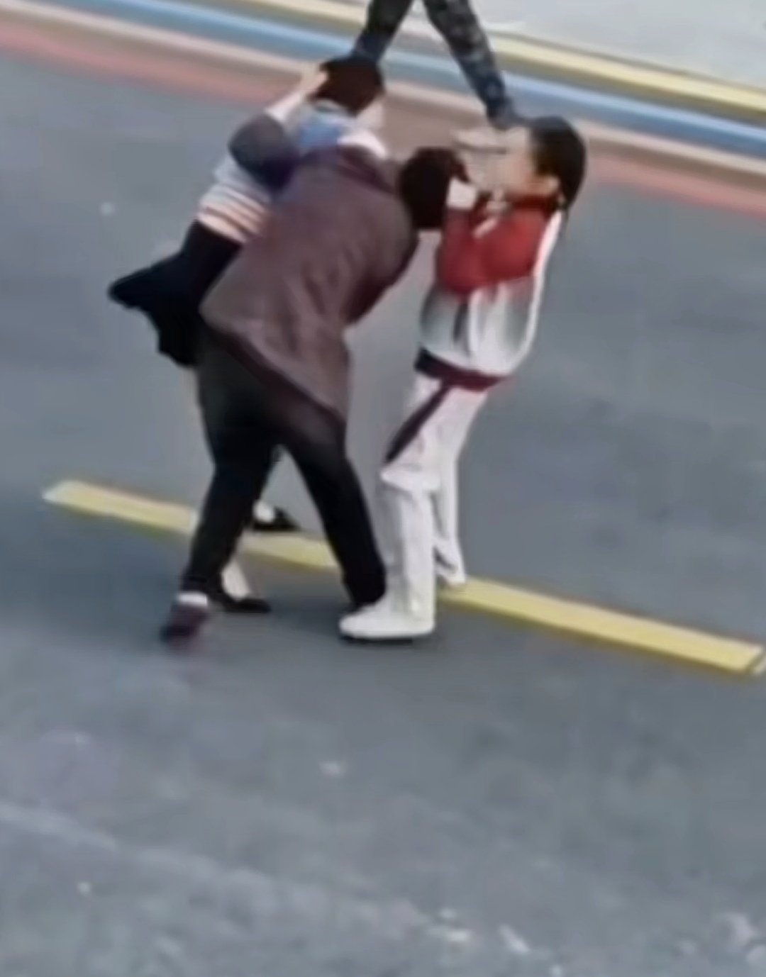 妈妈跟奶奶打架女儿在中间劝架当奶奶揪妈妈头发的时候女儿毫不