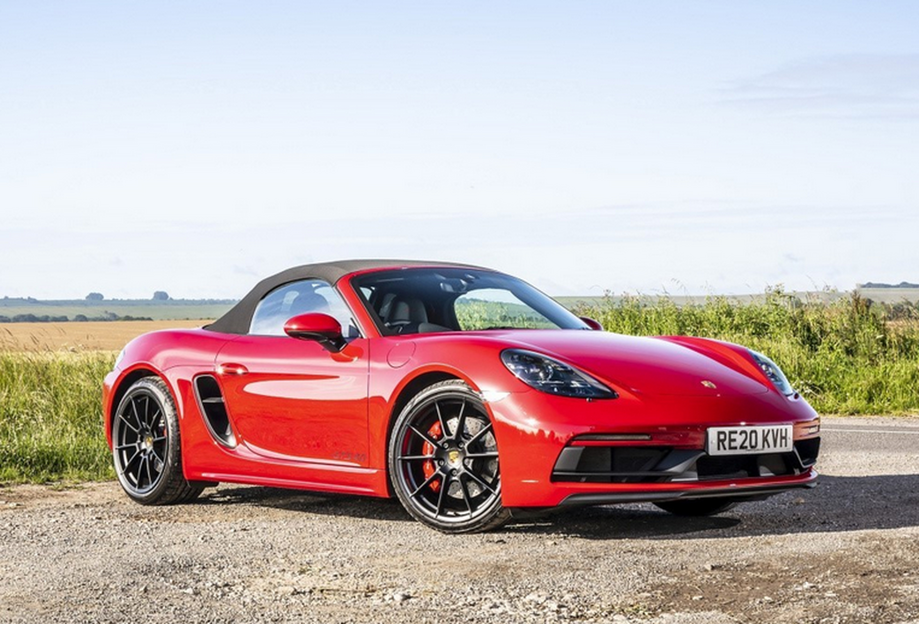 捷豹ftype和保时捷718是70万左右的豪华跑车,两者在外观,动力和驾驶