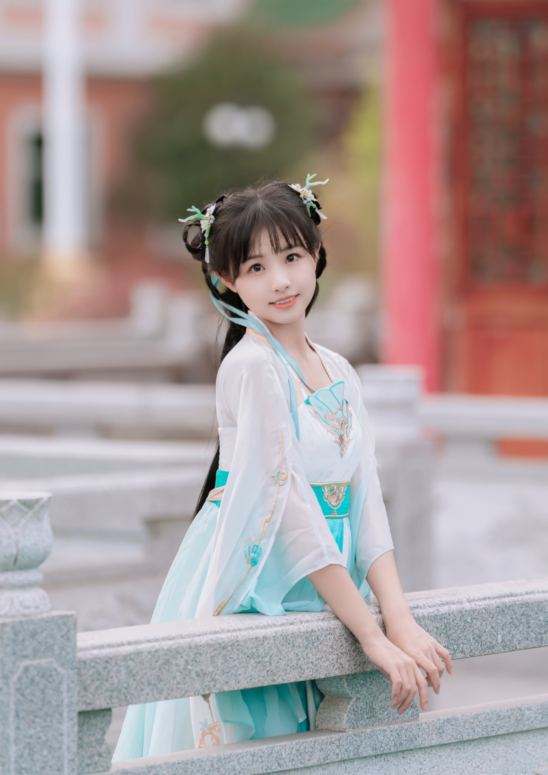 小妹妹一身古风装扮配上"白丝"裤袜,像不像你的邻家小妹