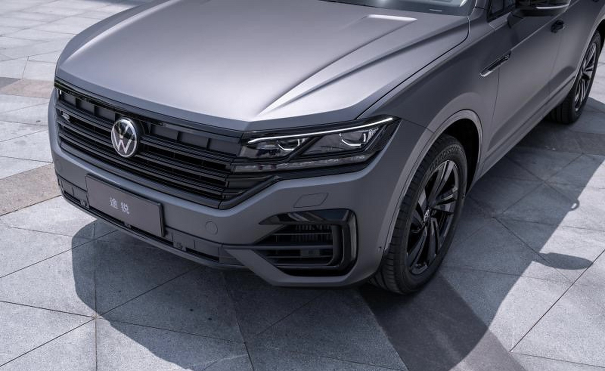 8月25日开幕的成都车展上,途锐火山岩涂装运动版正式上市,包含2款