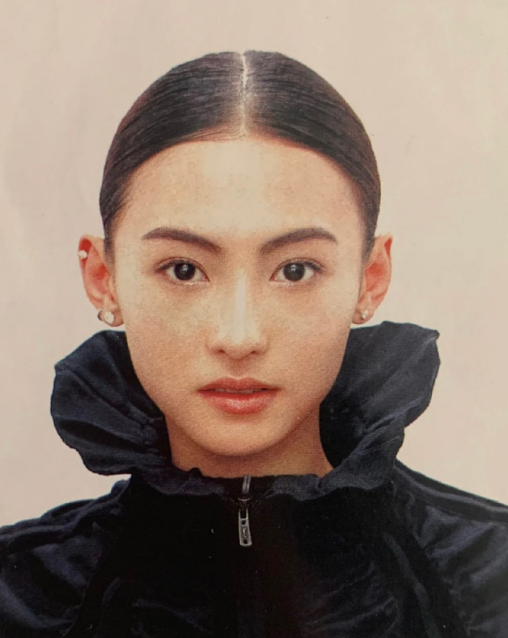 除了发缝有点宽之外,张柏芝的头简直完美,高颅顶线条流畅,发际线也