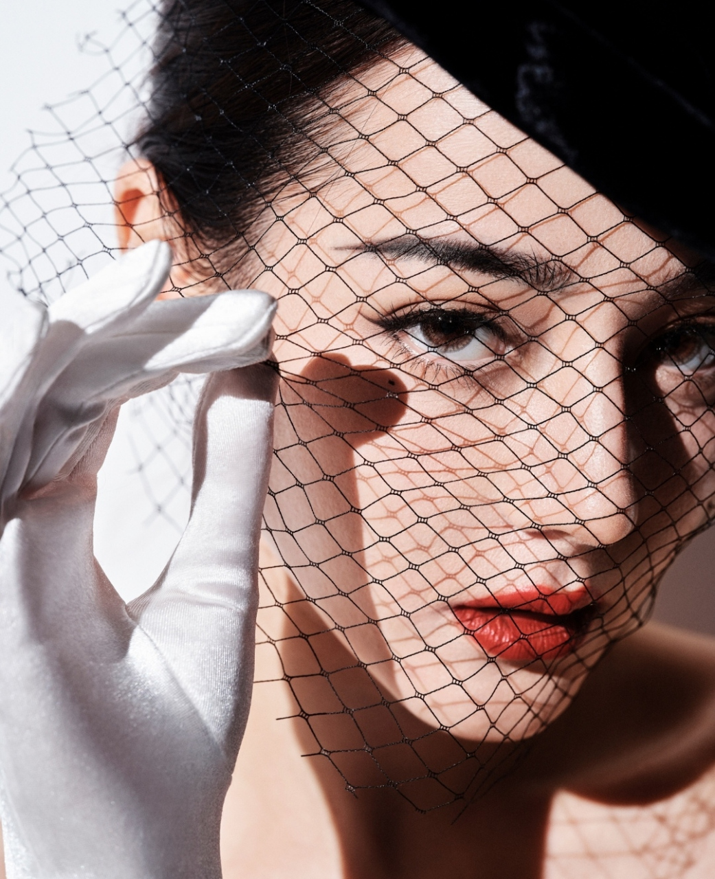 迪丽热巴这组造型好美呀,面纱的朦胧感美感十足,颜值高身材好,完美