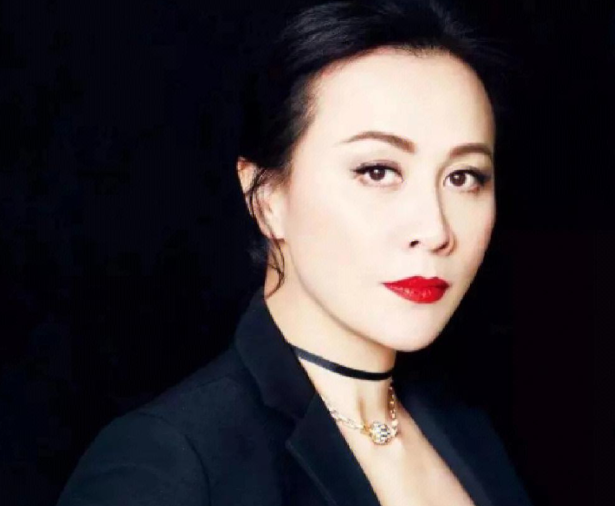 刘嘉玲晨跑被拍,素颜和普通老太太无差异,网友:是谁家老奶奶?