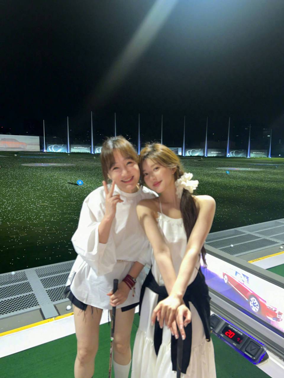 薛佳凝晒与赵露思合照# 两个甜妹[打call]