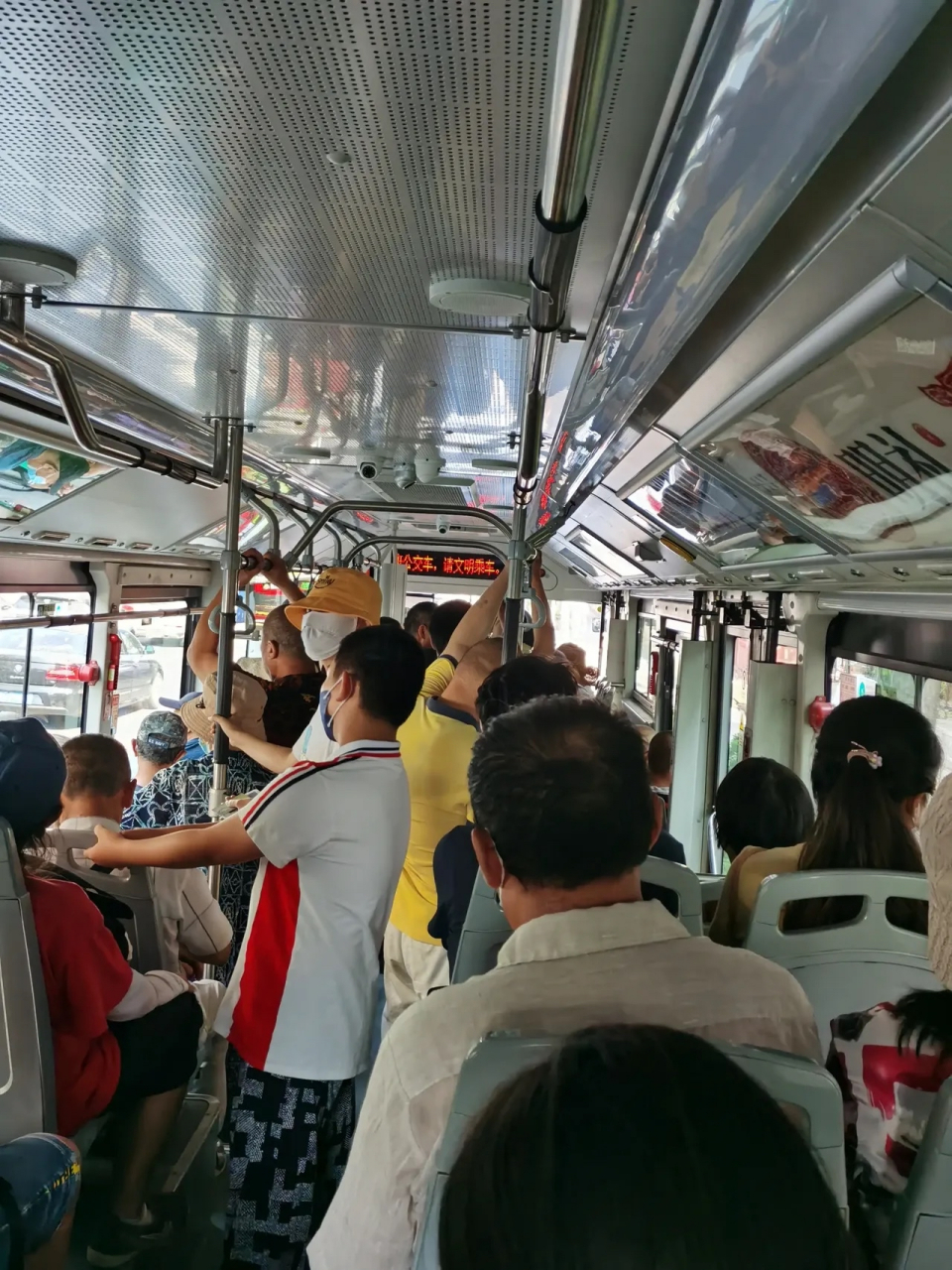 建议取消老年人优惠和免费乘坐公交车