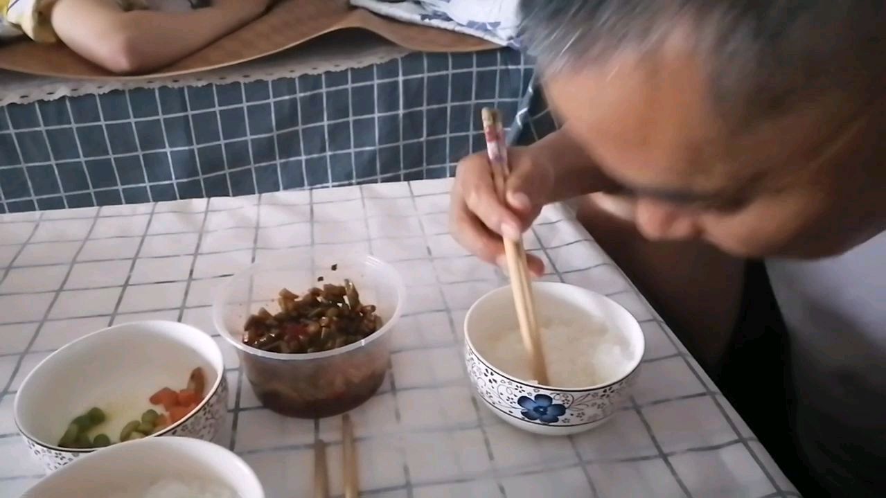 拿到退休金,舍不得吃,白粥配咸菜,饭后做做运动操,知足常乐