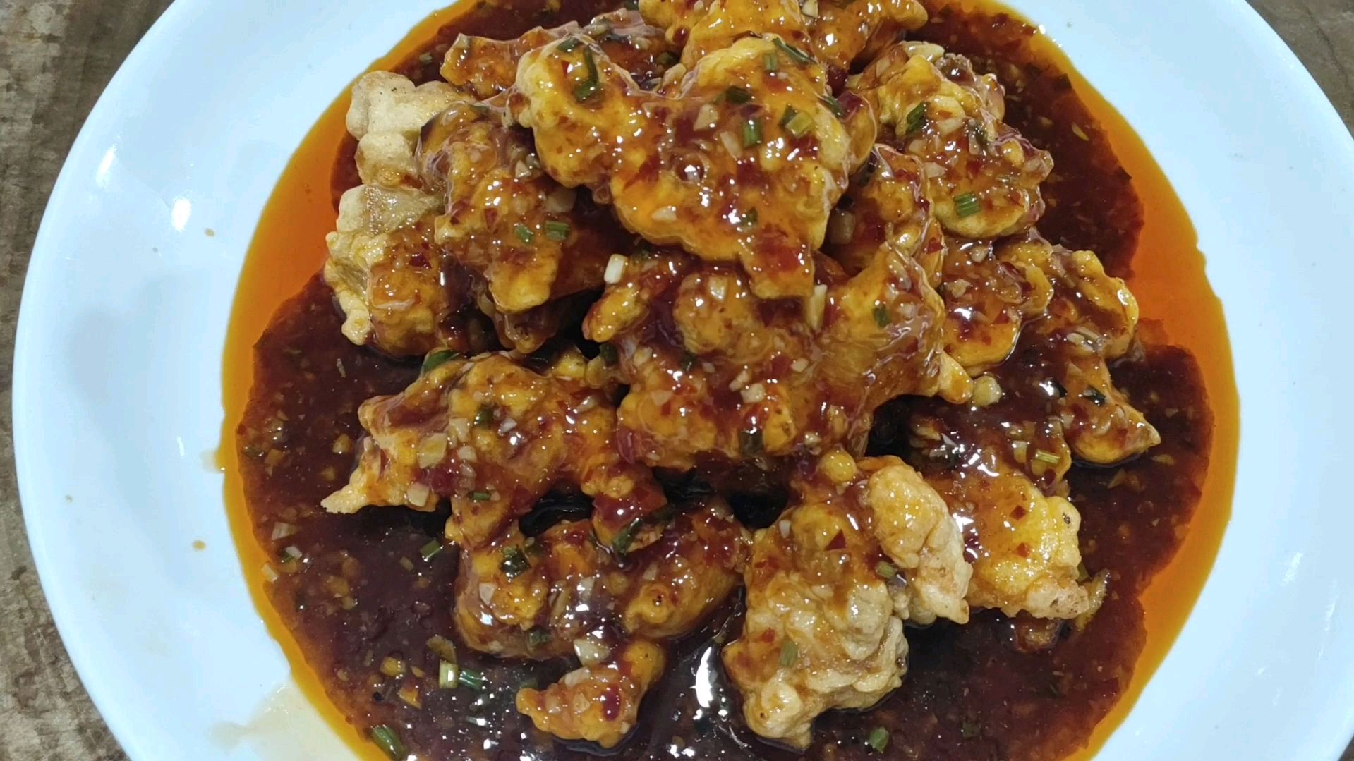 传统川菜鱼香八块鸡色泽红亮、咸甜酸辣互不压味、葱姜蒜味浓郁