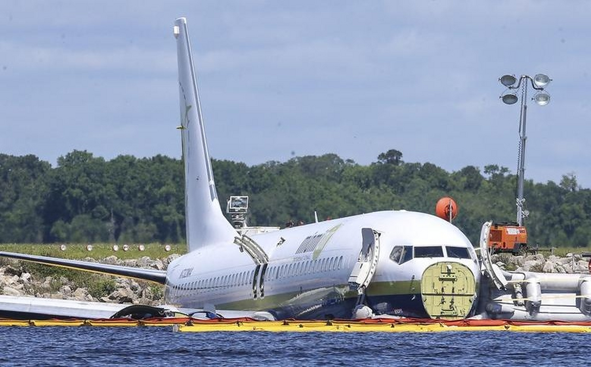 2009年,,美国航空一架空客a320起飞不久后遭遇鸟群,导致双侧引擎受损