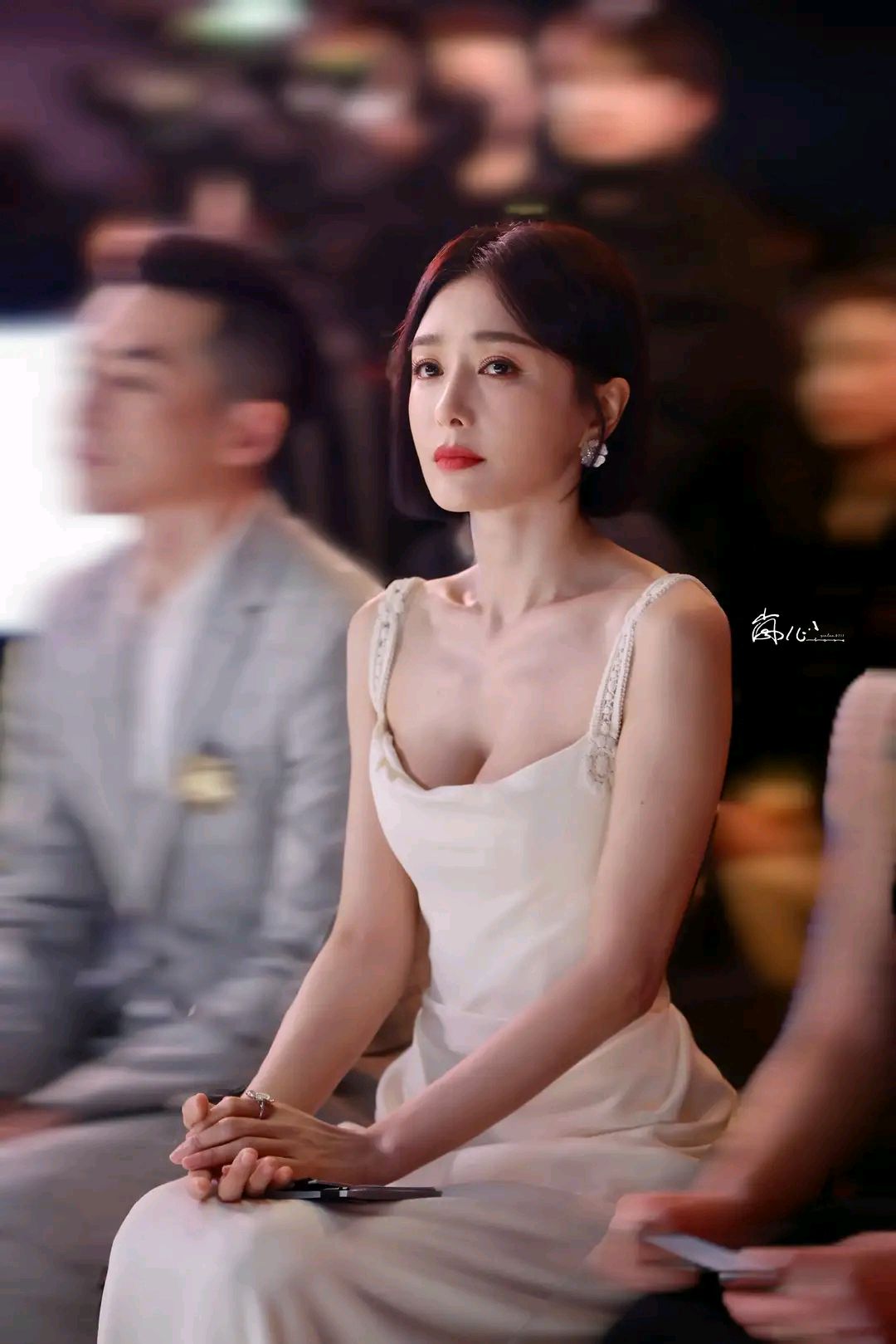 秦岚白色吊带长裙 优雅迷人 身材傲人