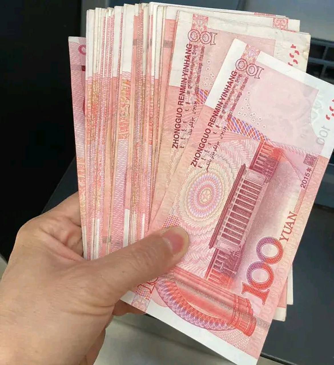 刚上班到办公室,财务王姐拿着一沓钱过来,把钱搁在了我办公桌上,她旁