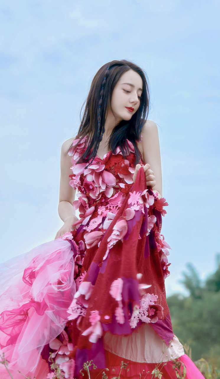 迪丽热巴花裙写真