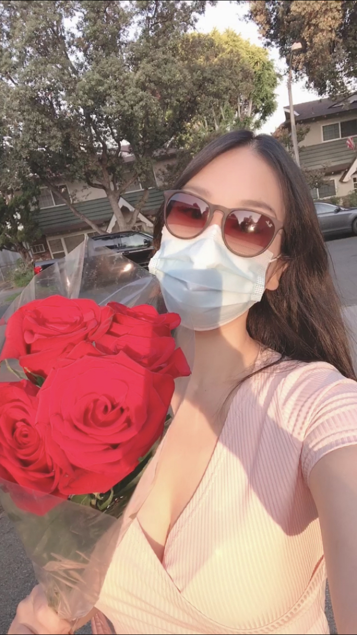 女孩子努力赚钱就好,感情是最不现实的东西,男人的话听听就好,不要信!