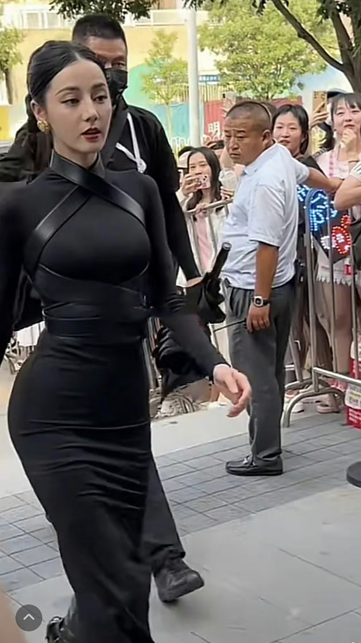 迪丽热巴这次捂得很严实了,腰臀比真的好绝,身材比例很好,走路又会扭