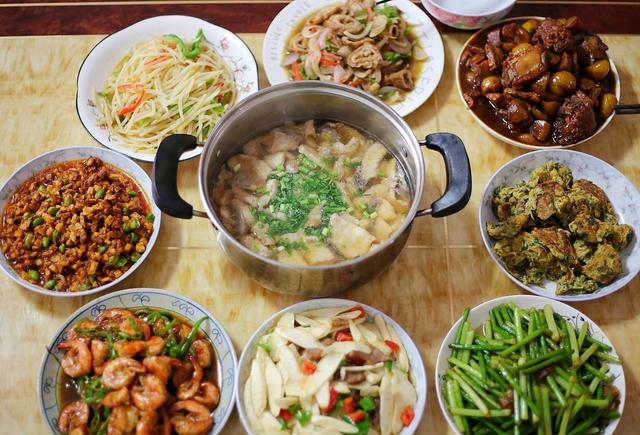 安徽8口之家的晚餐,全是本地家常菜,一看就是正宗的皖南人