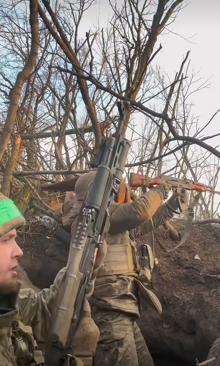 这是真实的俄乌战争前线,士兵们都是把枪举过头顶,哪里有枪声就往哪里