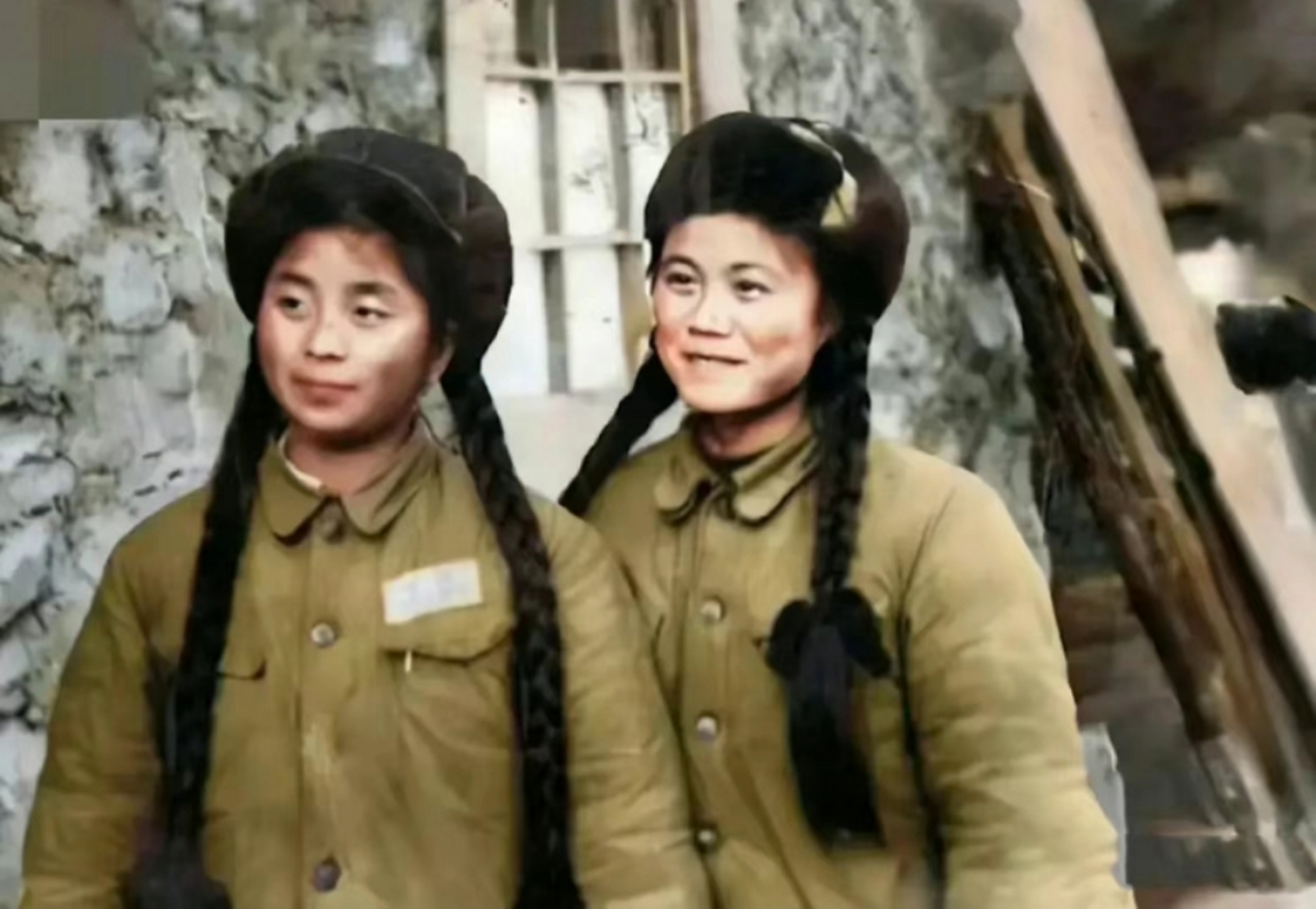 二十世纪五十年代,两名梳着乌黑的麻花辫,穿着军装的志愿军女战士合影