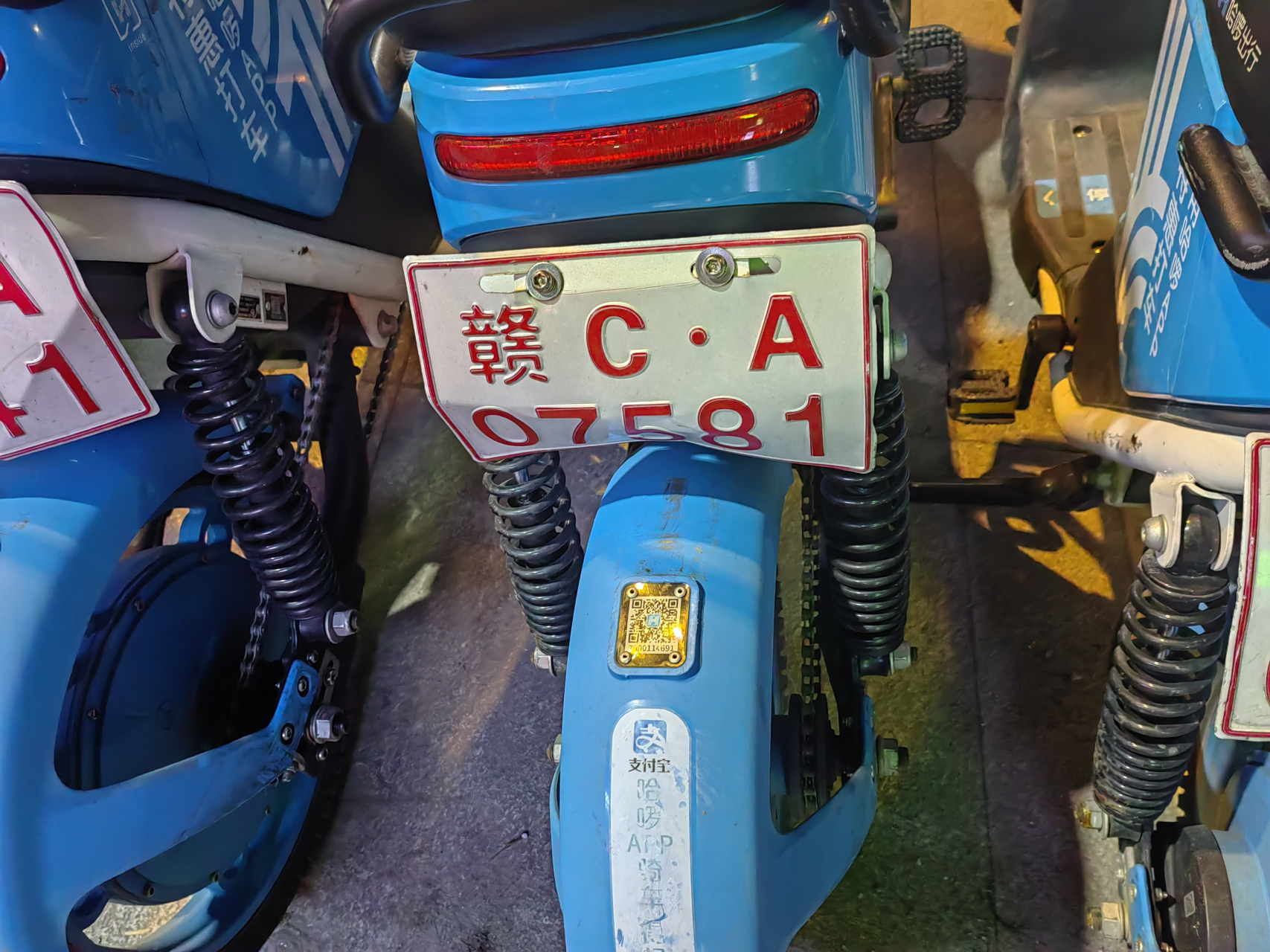 这种共享单车的车牌难得能看到一块完好无损的,但这并不能算是主观的