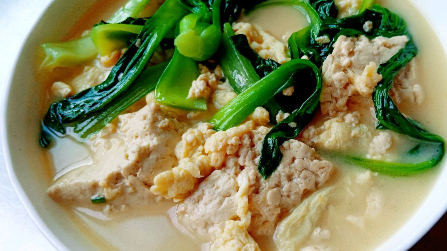 「小青菜炖豆腐」天凉了来碗暖胃的热汤吧,豆腐这么好吃你知道吗