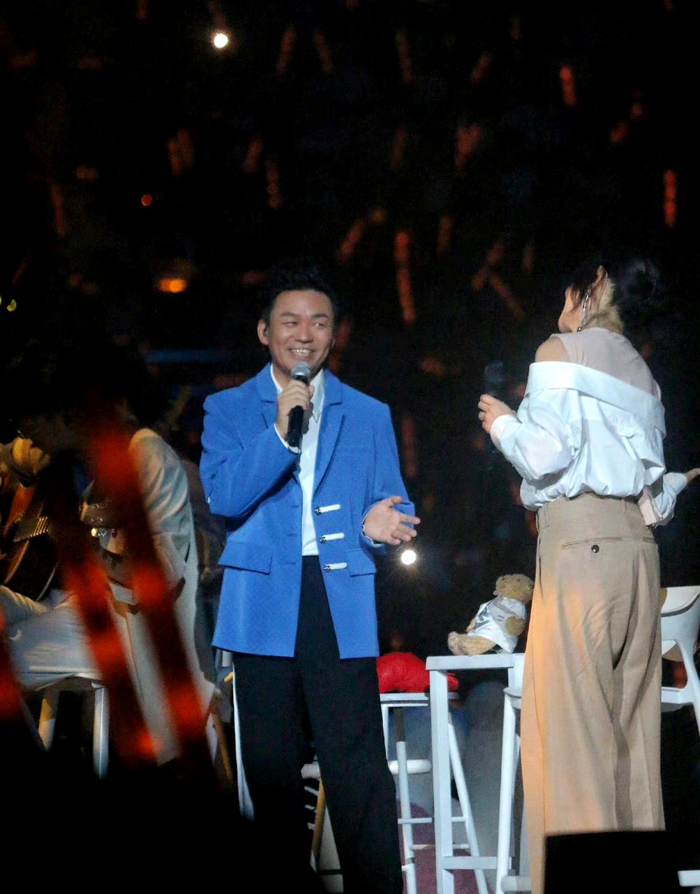 刘若英演唱会邀请王宝强做嘉宾,瞬间梦回《天下无贼》,姐弟的感情太