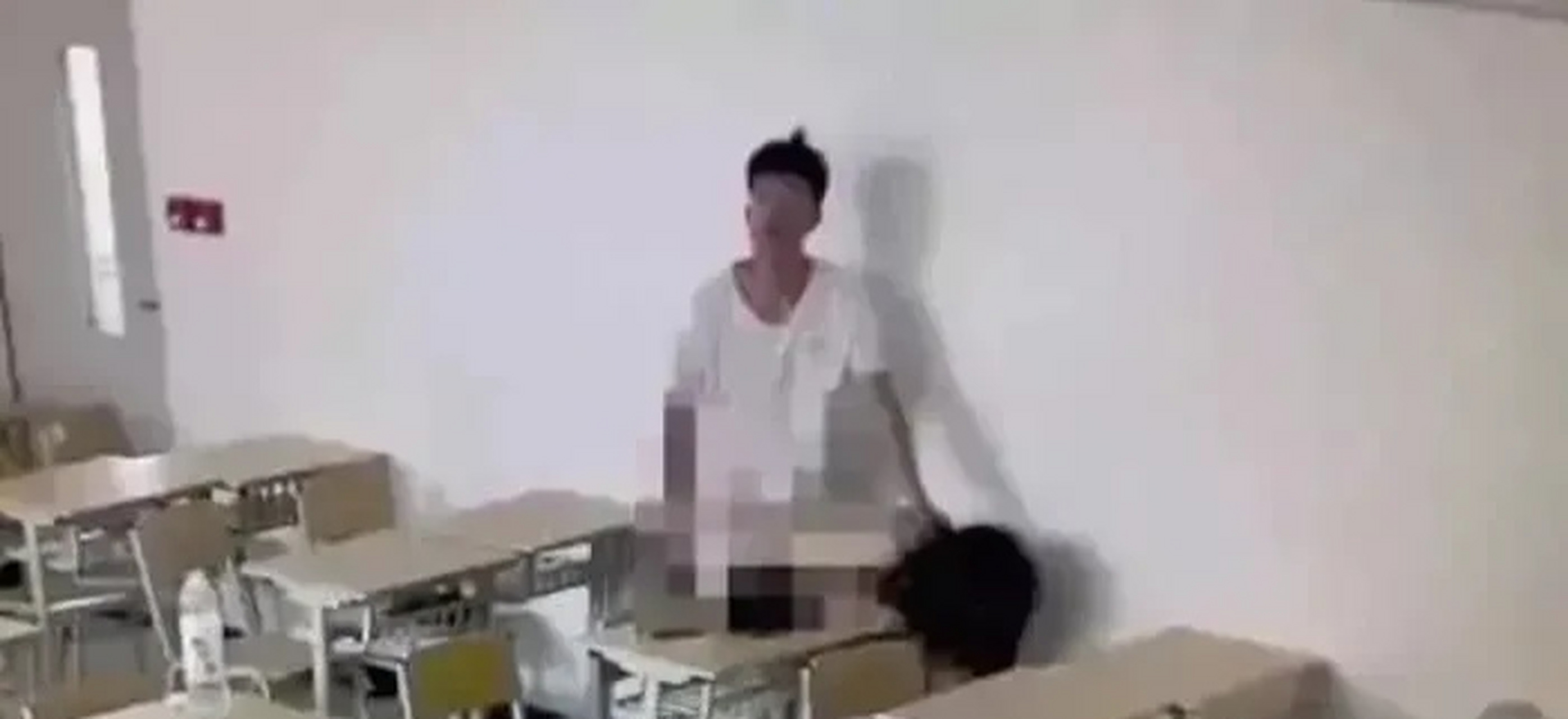 近日,又一对情侣在职业学校的教室内发生了不雅的"深耕"行为,而这一