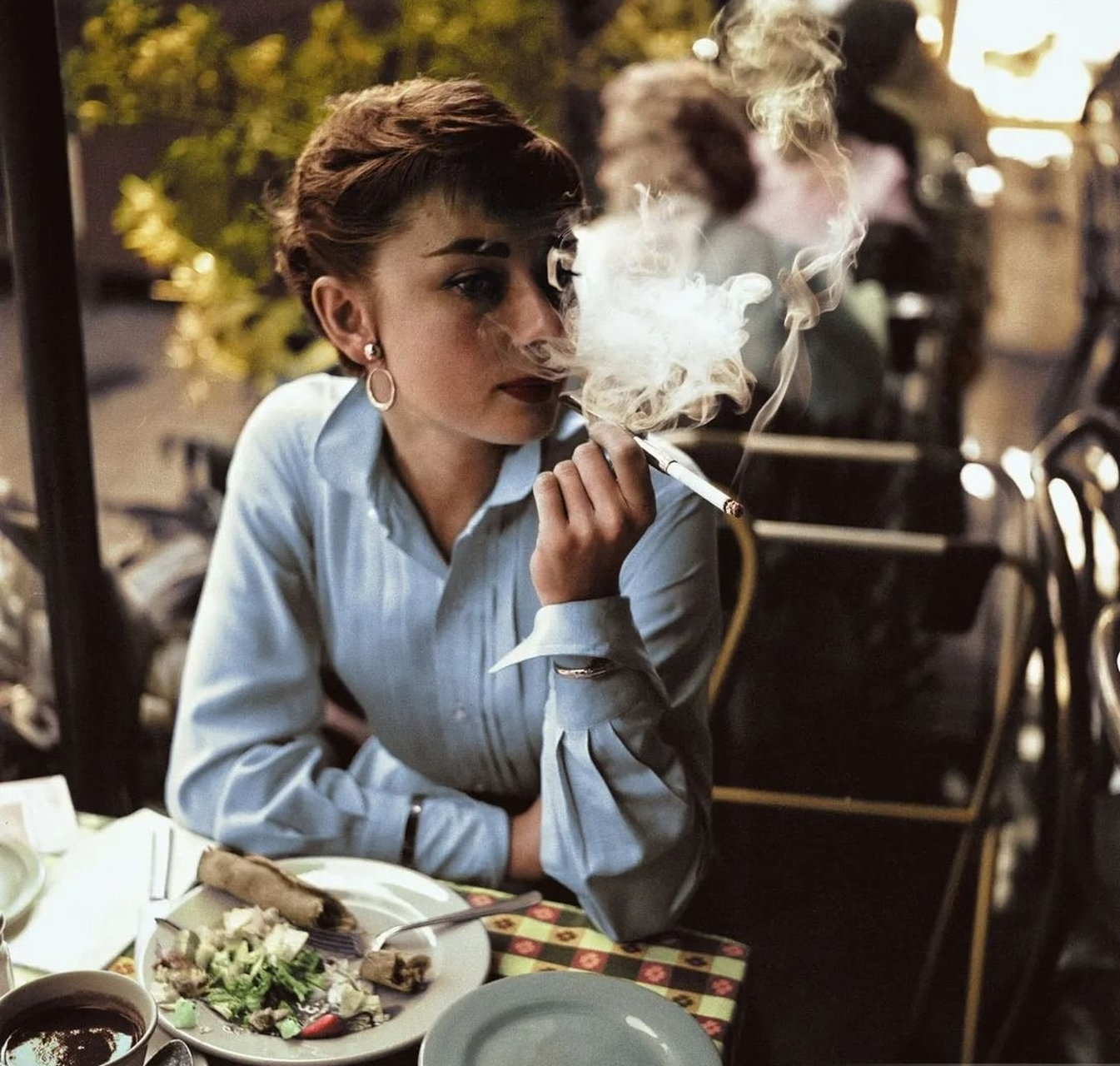 抽烟的奥黛丽·赫本,拍摄于1954年1月7日
