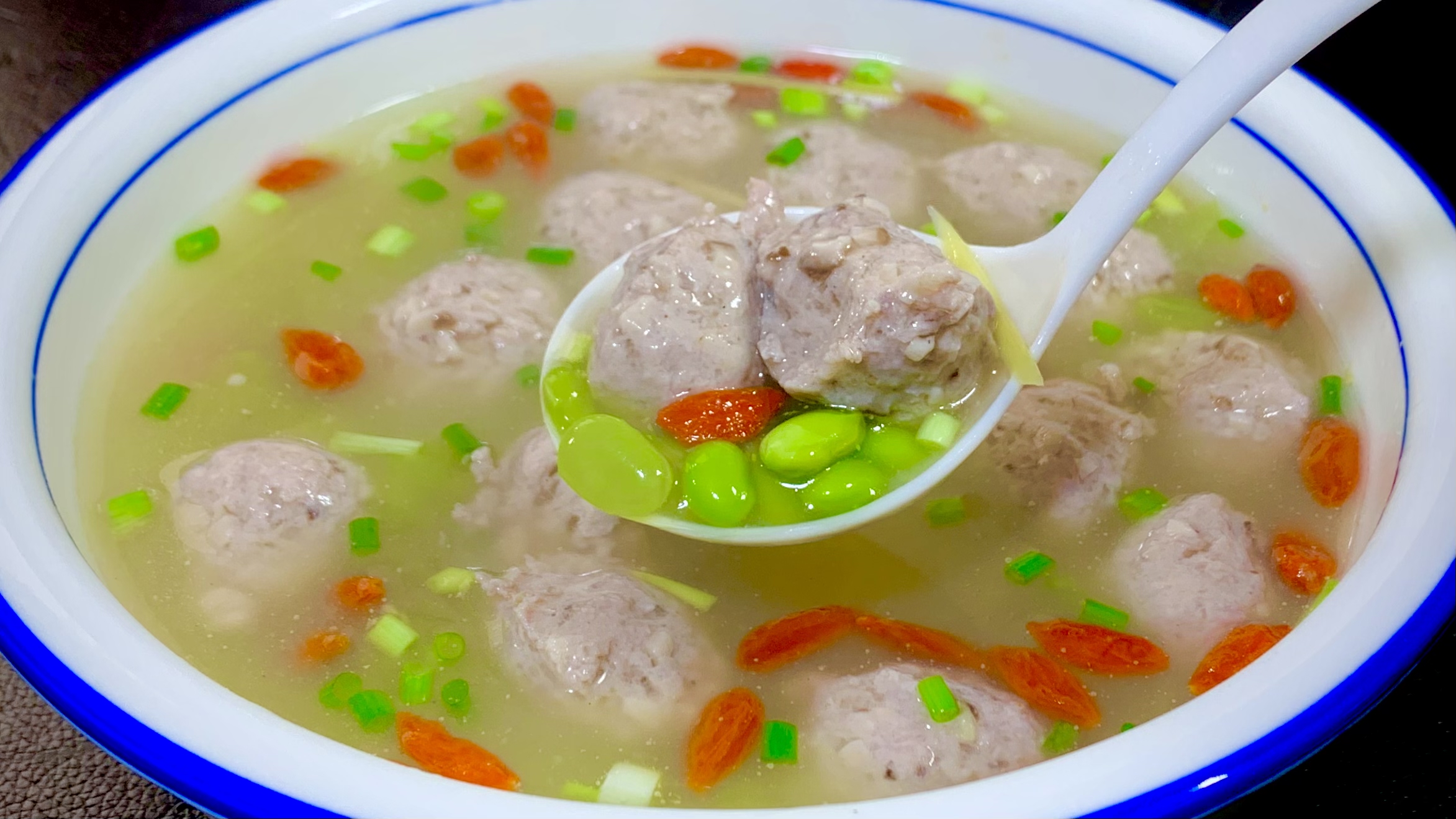 毛豆肉丸子汤好喝有诀窍,大厨教你饭店不外传技巧,汤鲜肉香好喝