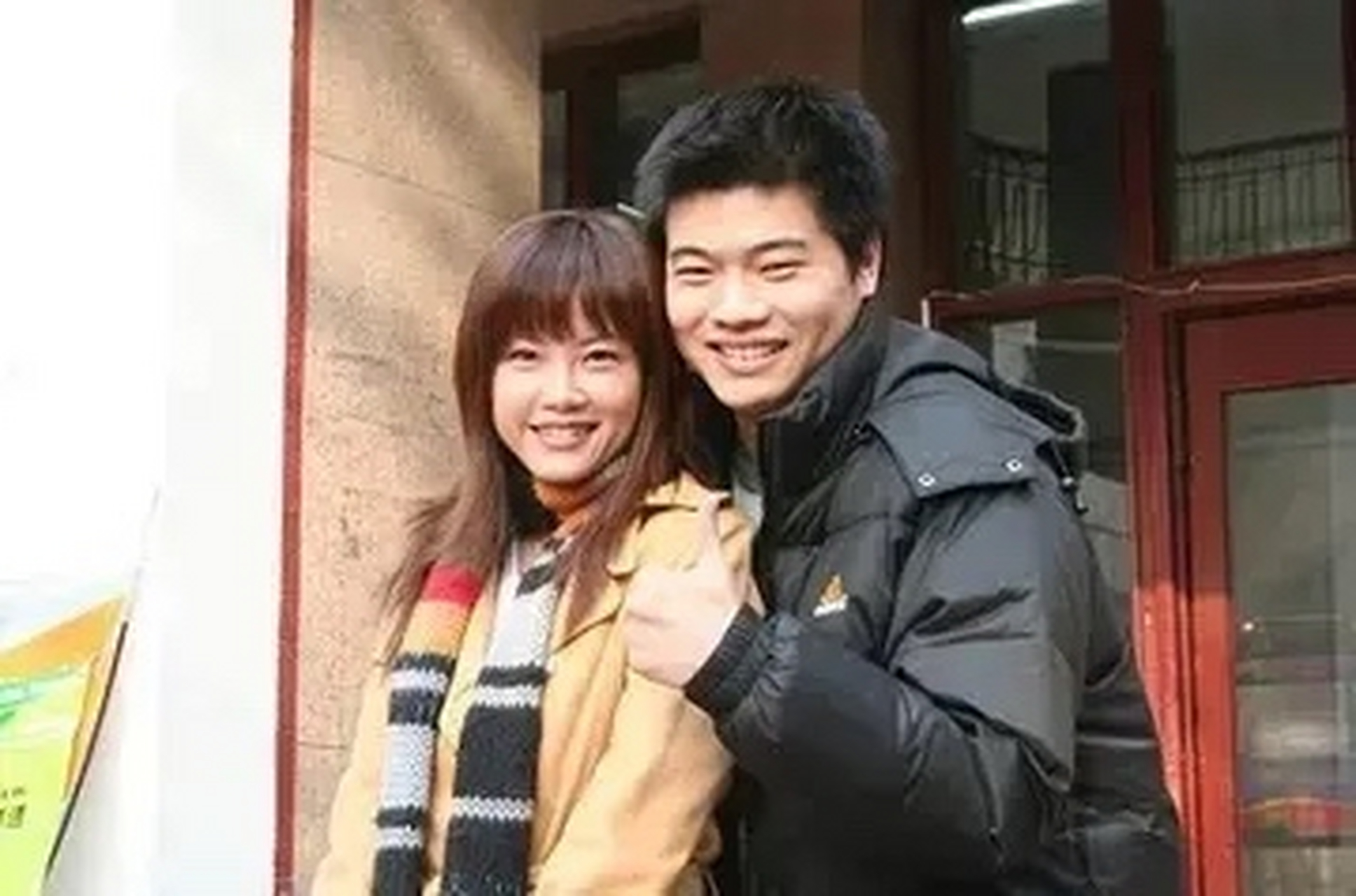 1994年,戴娆从美国演出提前回国,想给男友谢东一个惊喜,却发现另外一