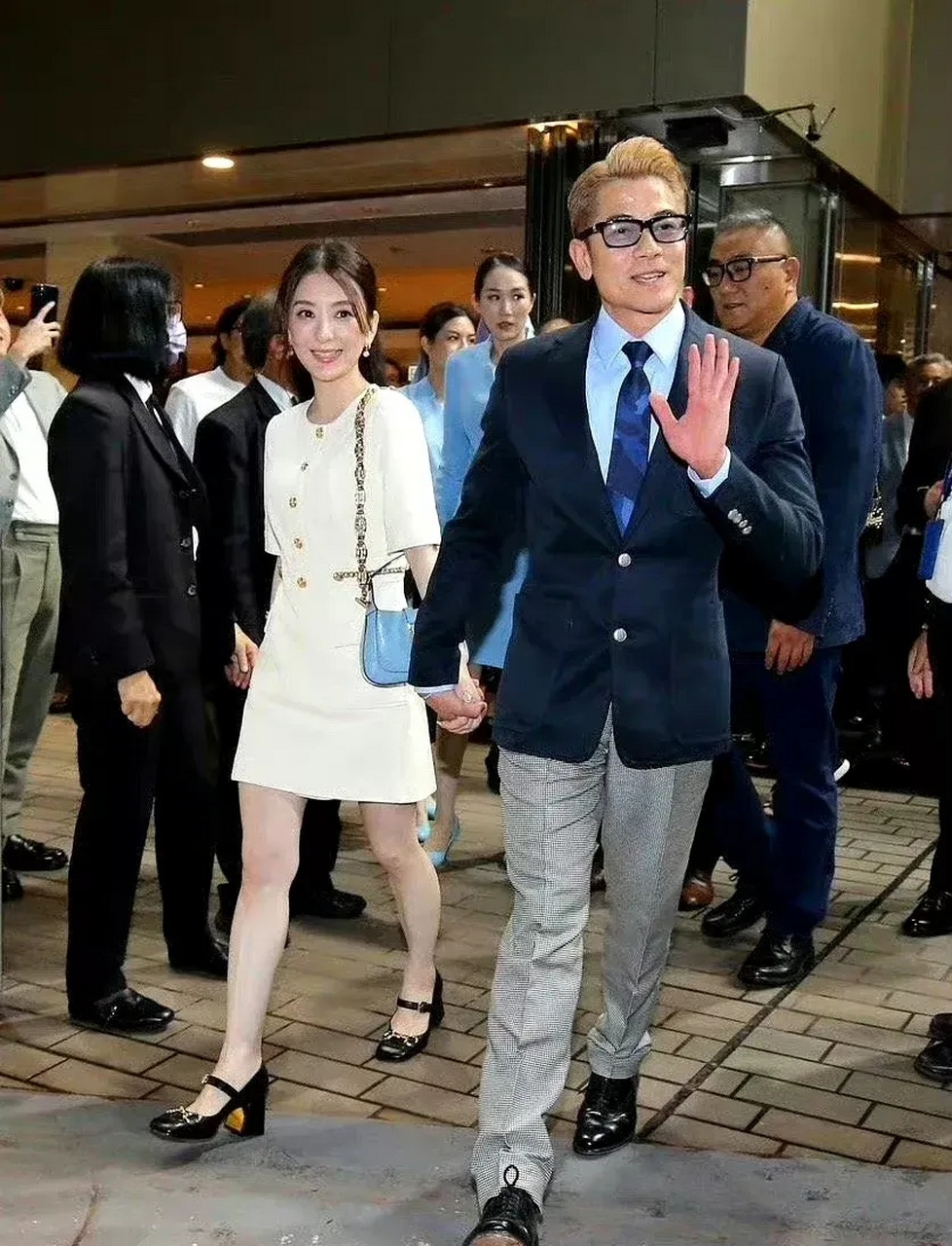 郭富城才171,发型增高到175吧,方媛穿高跟还比他矮半头.