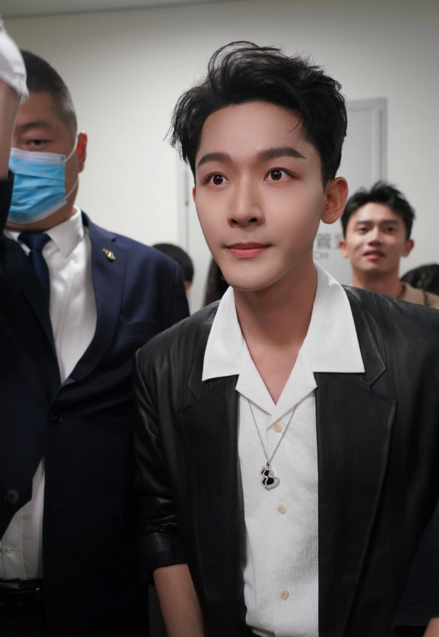 看张晚意这怼脸生图好帅啊,看他宽眉毛高鼻梁皮肤好白净,好英俊潇洒!