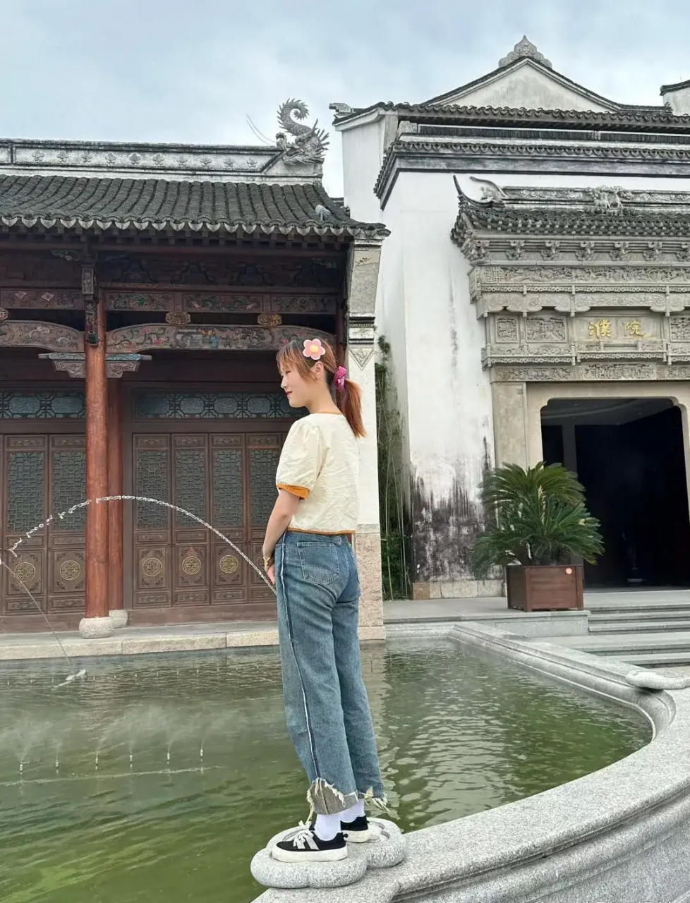 这是张艺术照.  摄影师的技术,那真的是欠打级别的.