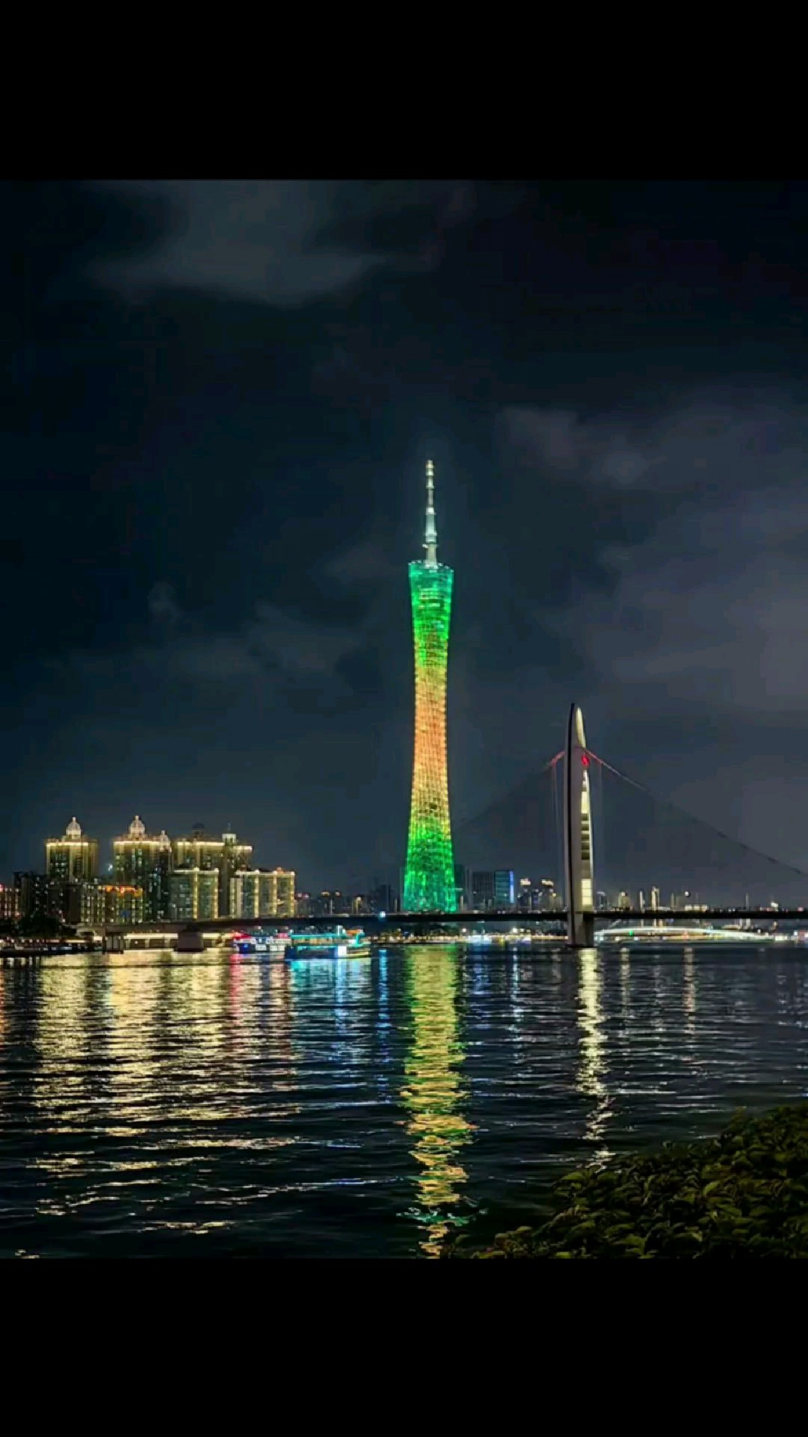 珠江之上的广州标志性建筑小蛮腰,夜色漂亮至极