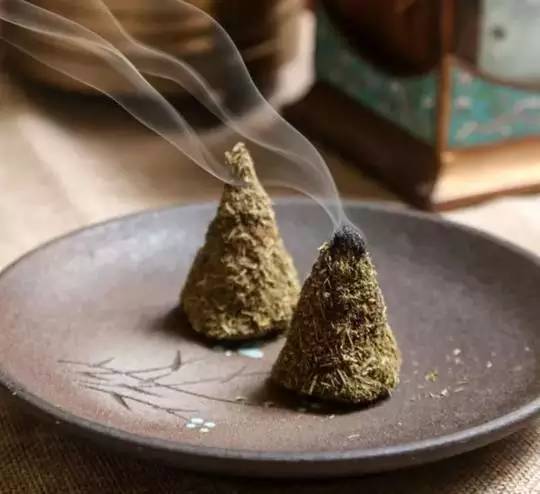 艾叶熏房间:净化空气,提升家居能量