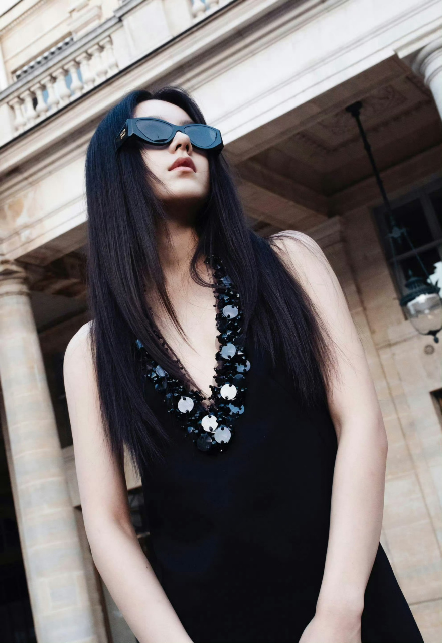 赵今麦一身时尚前卫打扮,看着真的是又酷又飒,很难相信这是在娱乐圈以