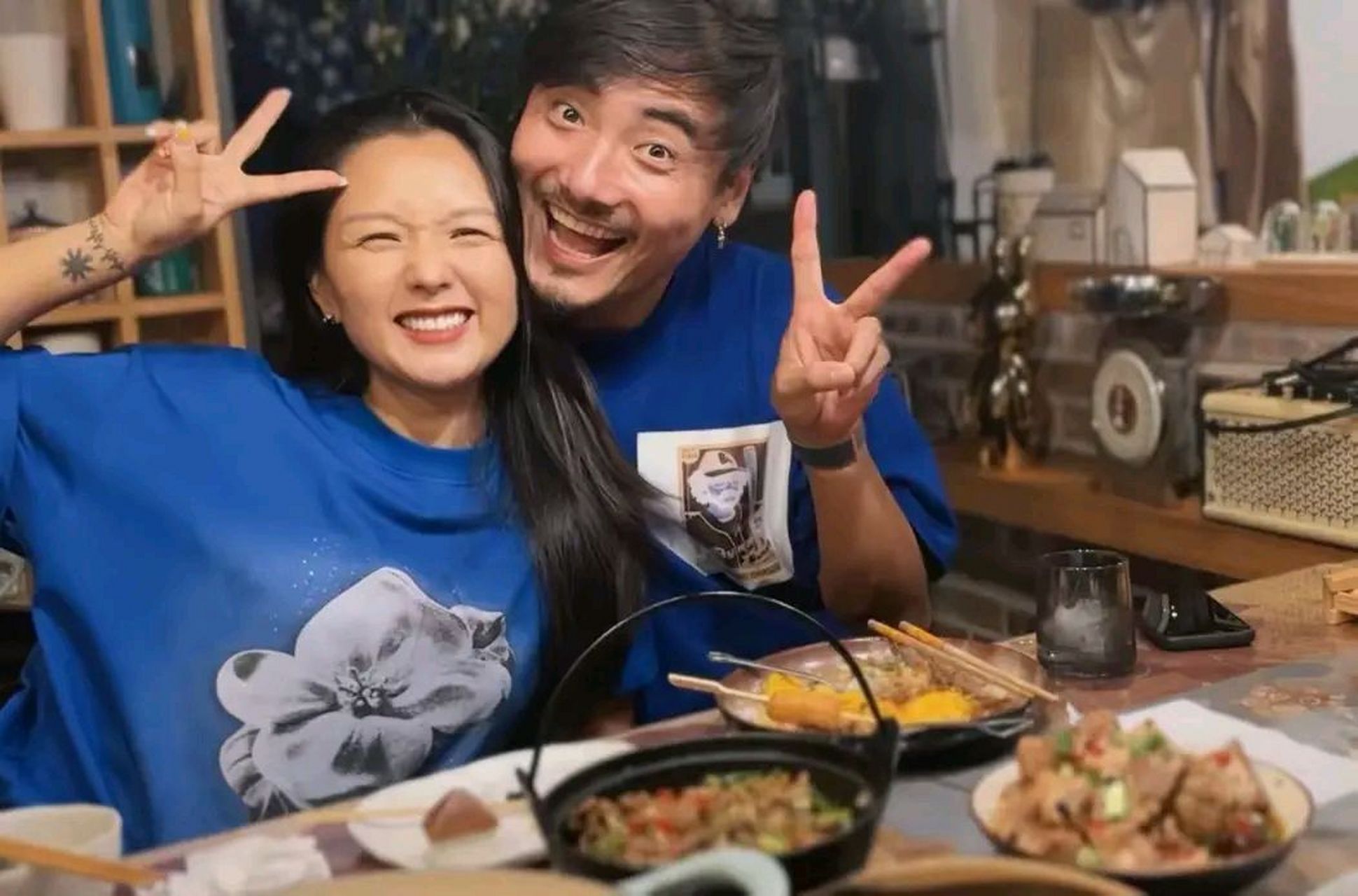 何洁携老公刁磊到黄雅莉别墅做客,穿宽松连衣裙披肩散发,身材臃肿到认