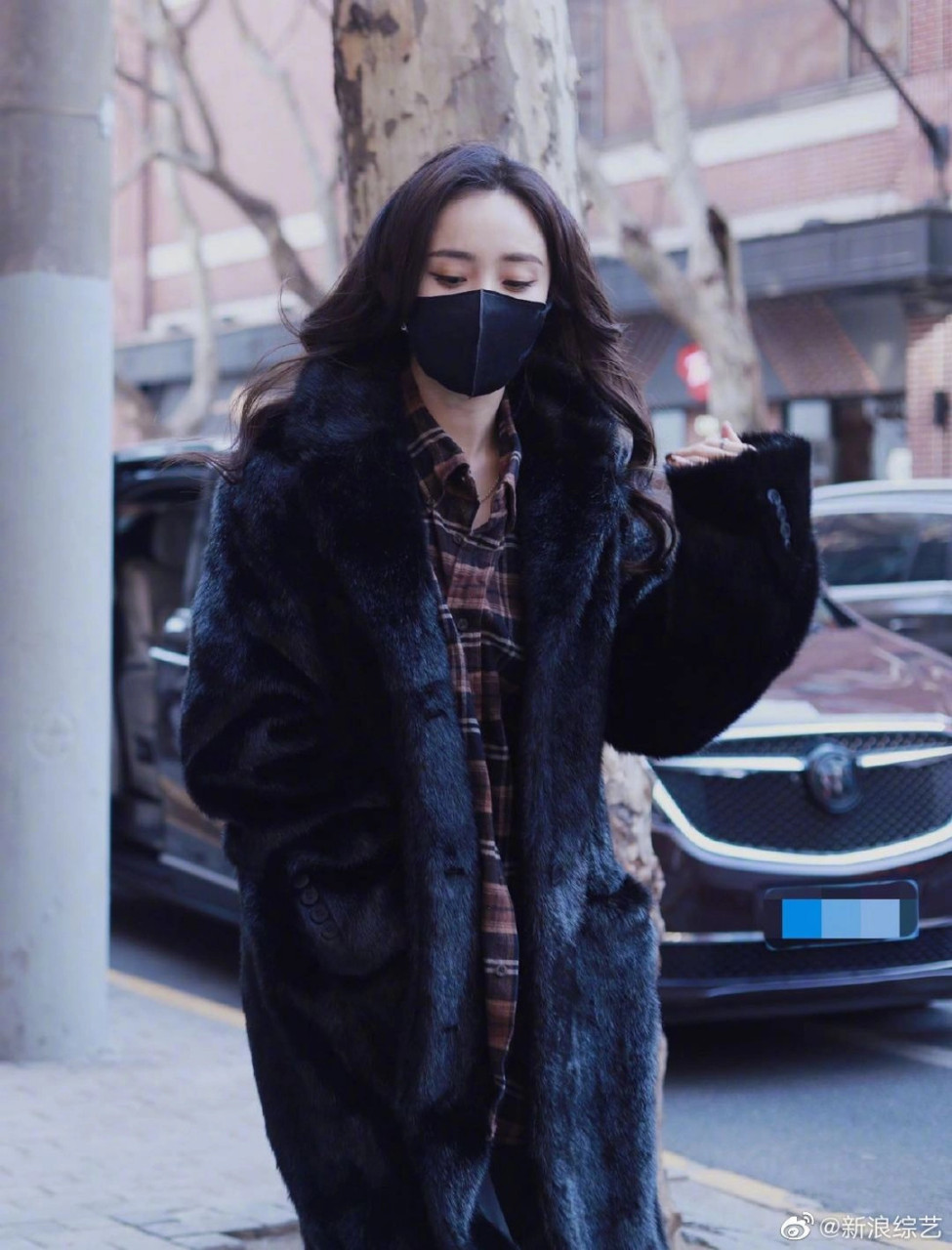 杨幂和成龙大哥一起录制笑果脱口秀 几天前录制的啦[萌萌哒r] 原来另