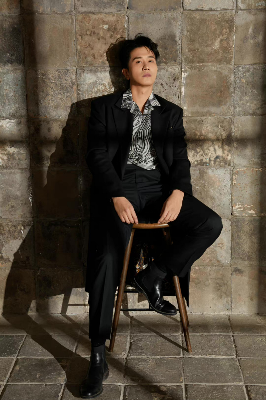 彭冠英身穿西装搭配撩气十足花衬衫充满魅力,尤其在不同角色的塑造中