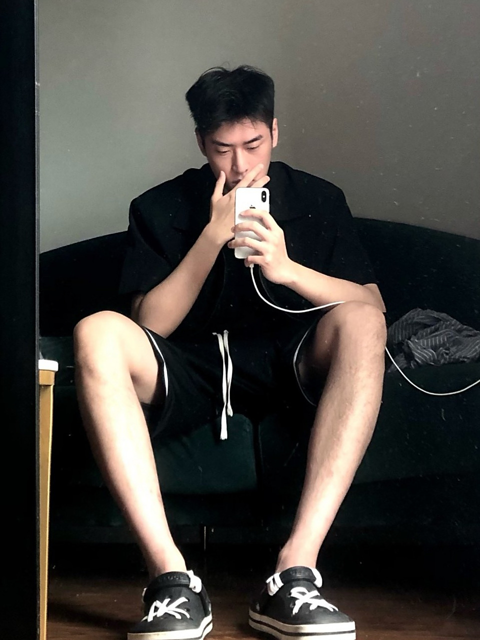 这种长相的男孩子一定很多女孩喜欢吧,腿又长又细真是养眼!
