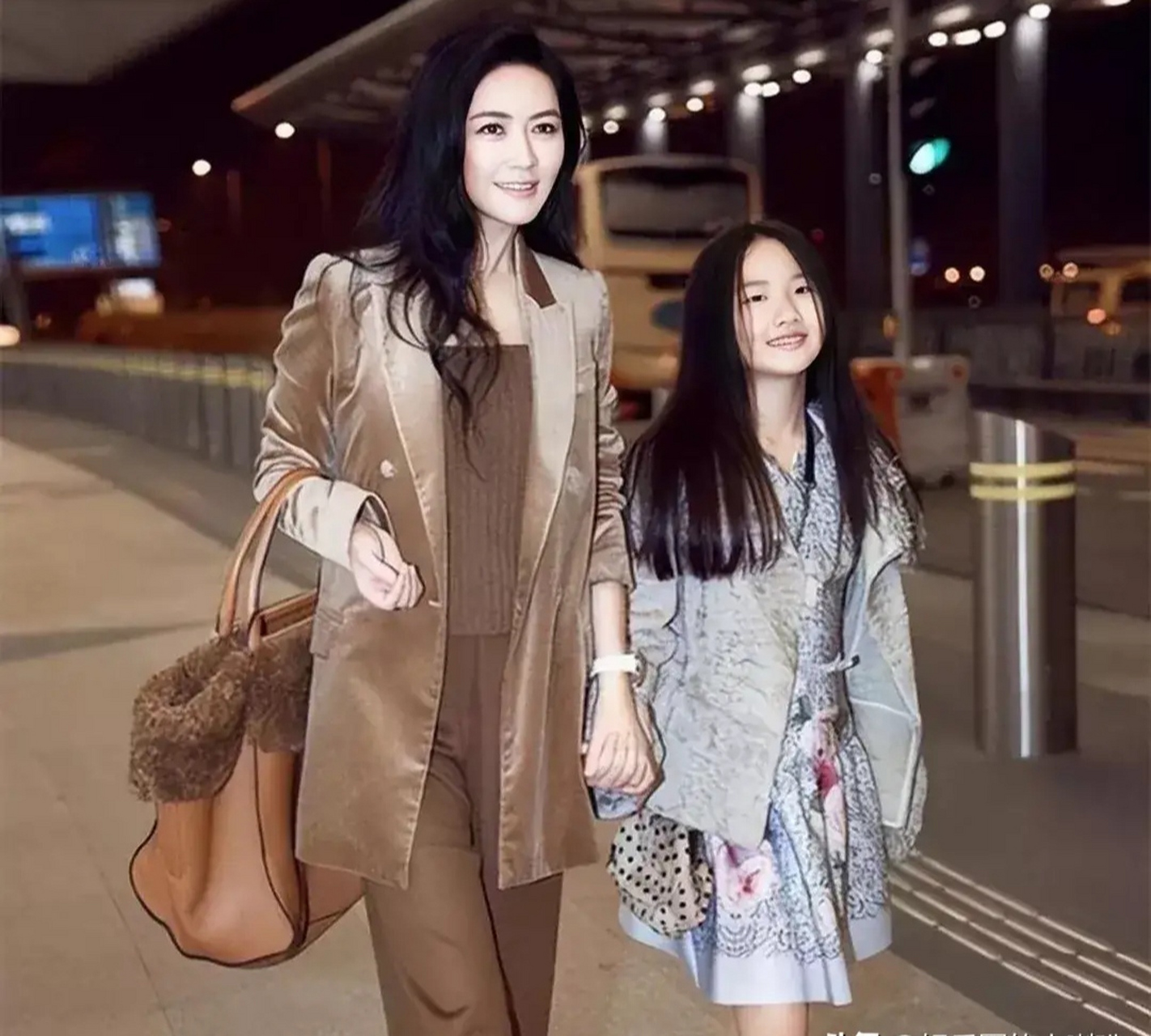 大连实德老板徐明病逝7年,47岁的田海蓉越发端庄大气,气质高雅,妩媚