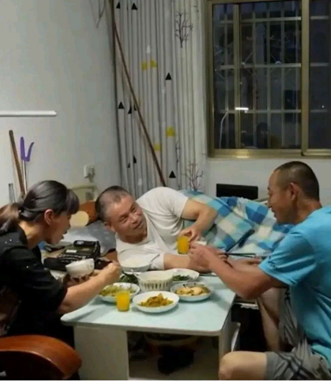 "拉帮套"实际上是一个妻子伺候2个丈夫,这是过去的一种婚姻习俗.