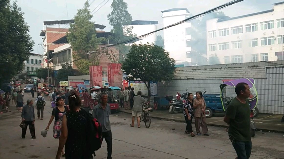 在公鸡的打鸣声中起来一个大早 八九点中学校园鞭炮声不断