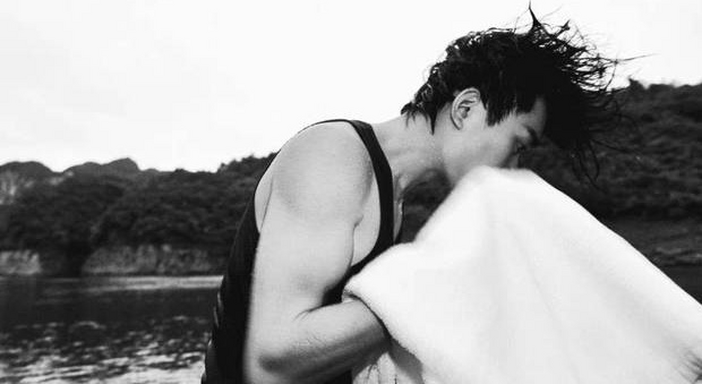 21岁易烊千玺泳照更新!