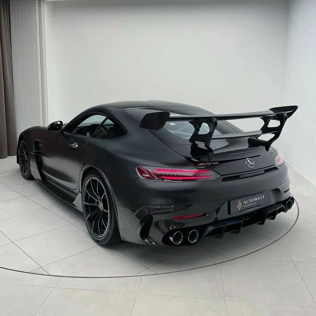 奔驰# amg gtc敞篷跑车,可以说是一个纯粹为塞道而生的跑车,搭载4.