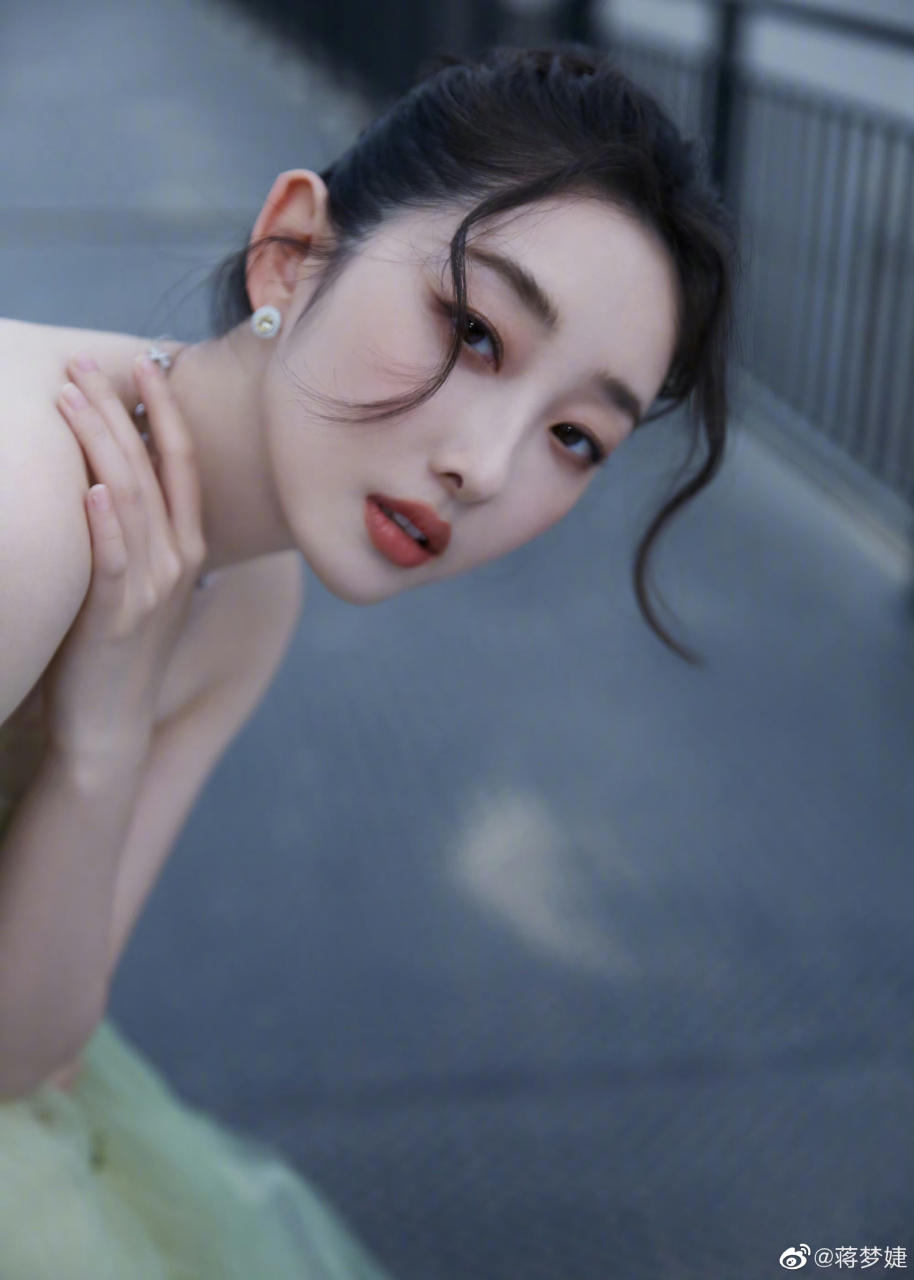 蒋梦婕的皮肤真的太白了吧,她是吃什么长大的啊?