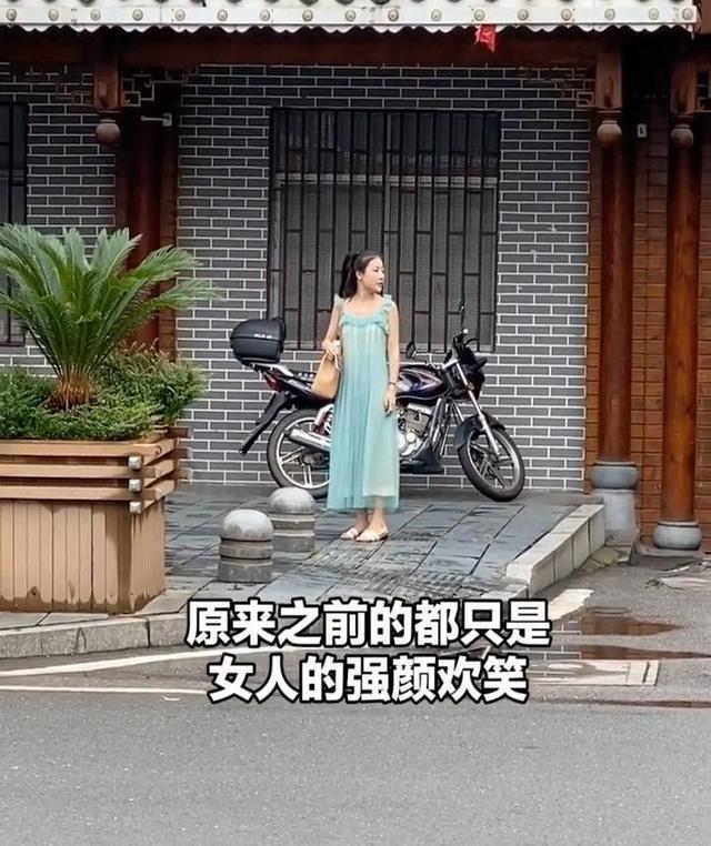 夫妻倆辦完離婚揮手道別,女子望著前夫的背影,下一幕淚目了