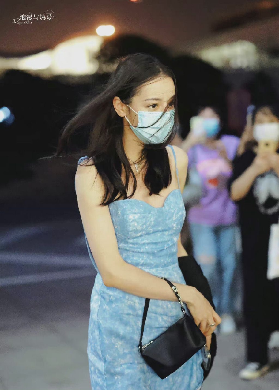 组图：迪丽热巴蓝色吊带裙光彩吸睛 长发飘逸时尚甜美